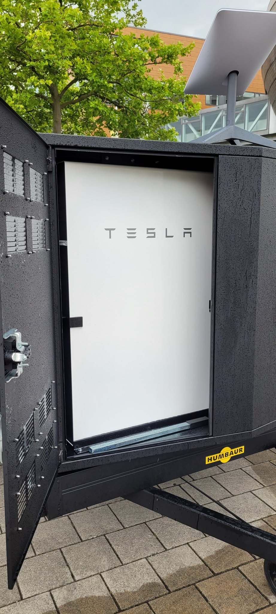 Tesla Cybertruck Solar range extender prototype 1657389933062