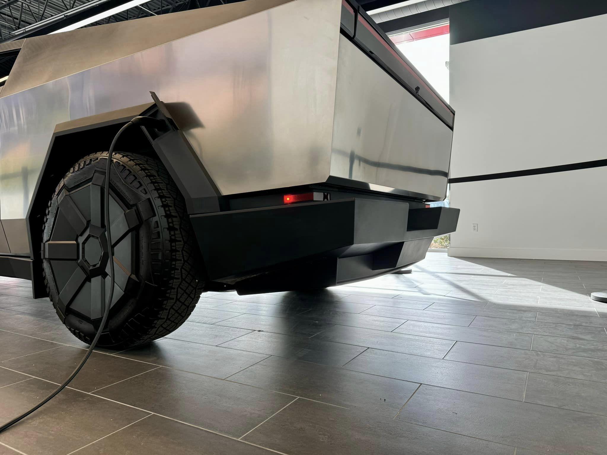 Tesla Cybertruck A Cybertruck appears at just-opened Clermont Florida Tesla Store / Service Center! 676526_10230402821270356_7399004774118498081_n-