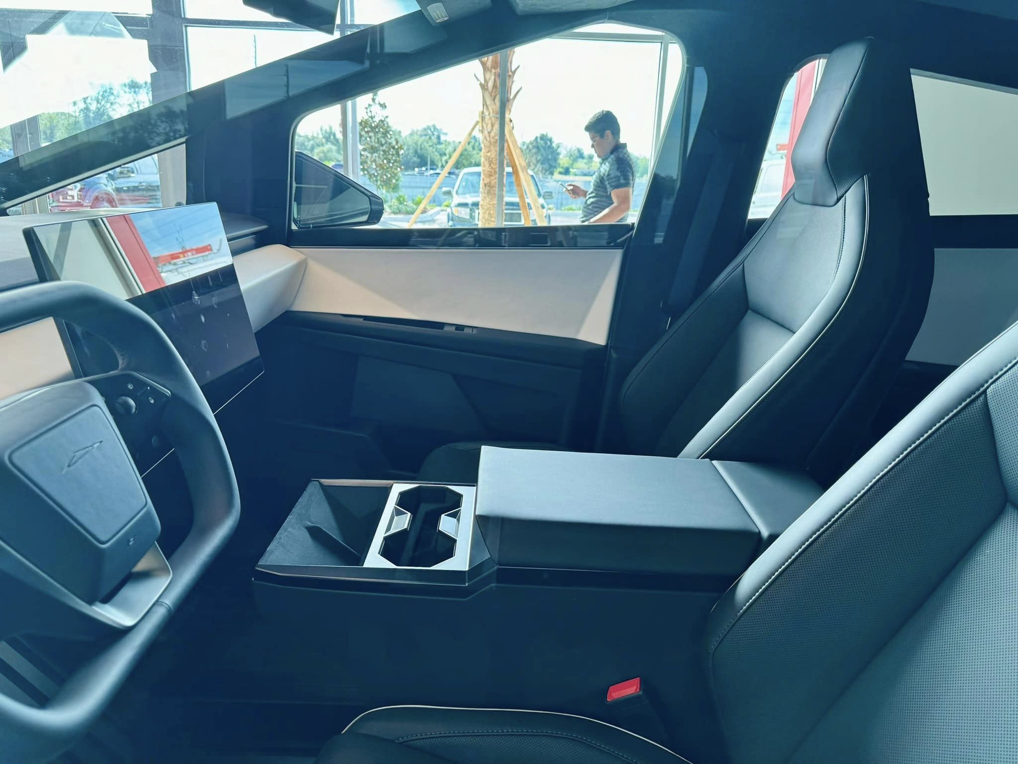 Tesla Cybertruck A Cybertruck appears at just-opened Clermont Florida Tesla Store / Service Center! 701287_10230402820830345_6454182493124491355_n-