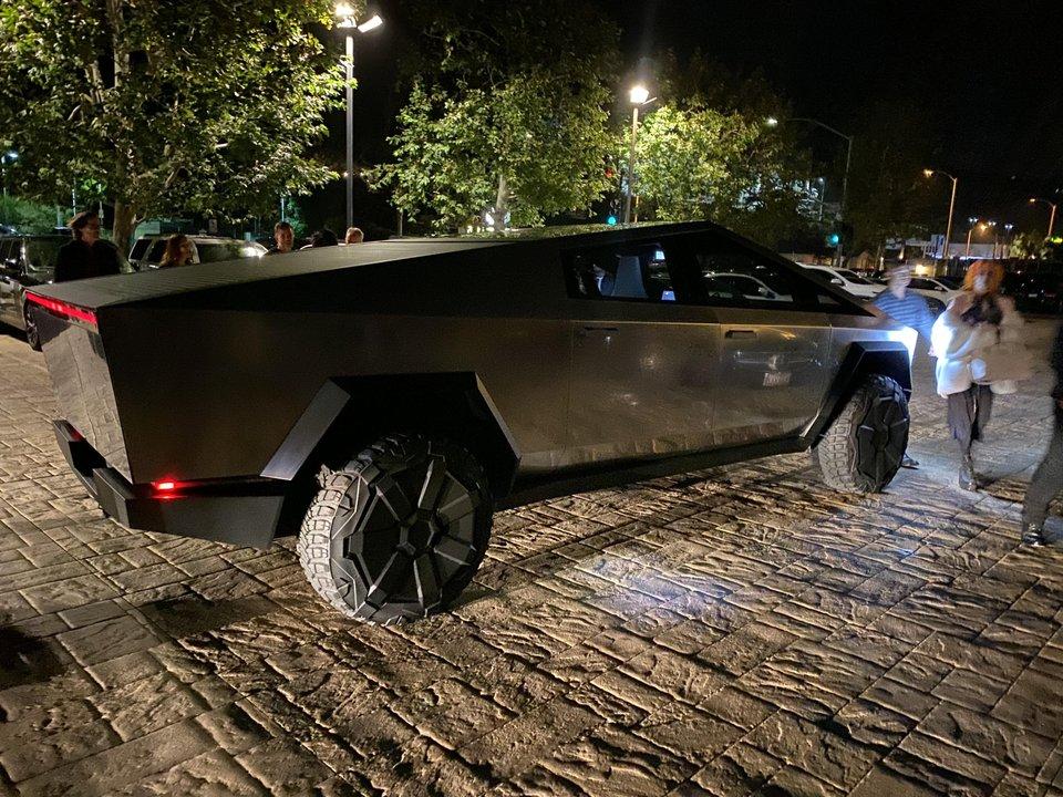 Cybertruck Spotted Testing Tonight In La Updated With