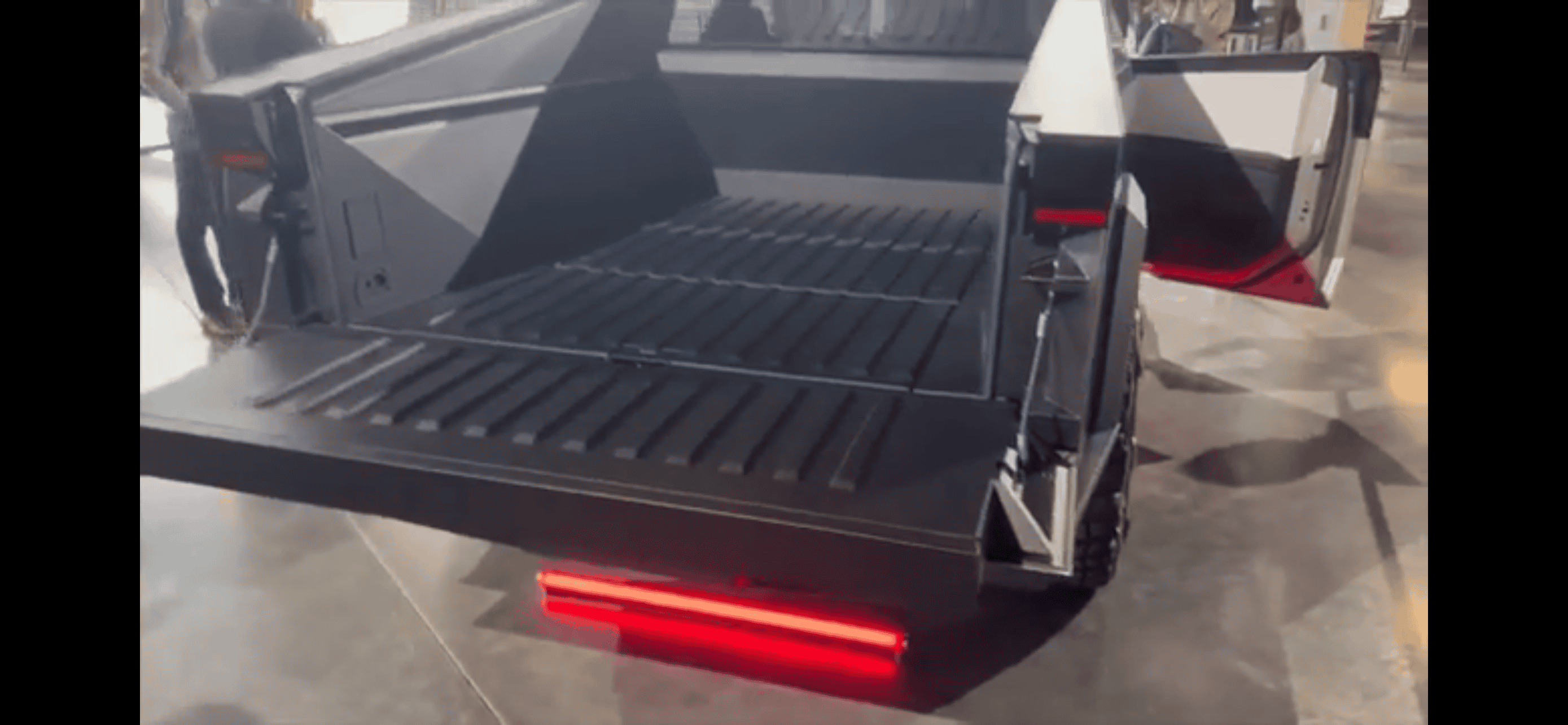 Tesla Patents Remote-Controlled Power Tailgate for Cybertruck