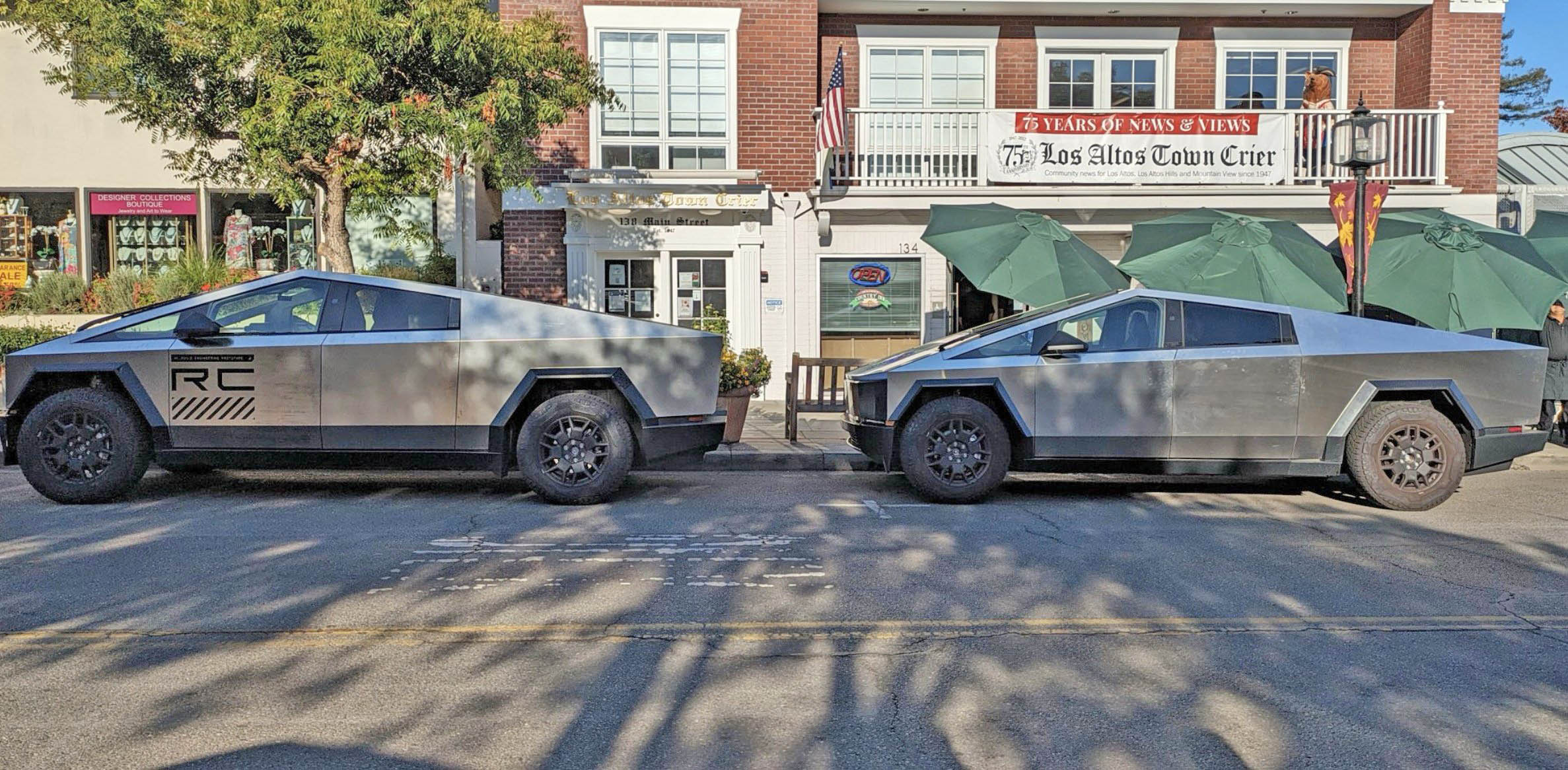 Tesla Cybertruck Multiple Cybertrucks parked together in Los Altos downtown, looking like aliens landed 👽 F7yoqpJbQAAfU8