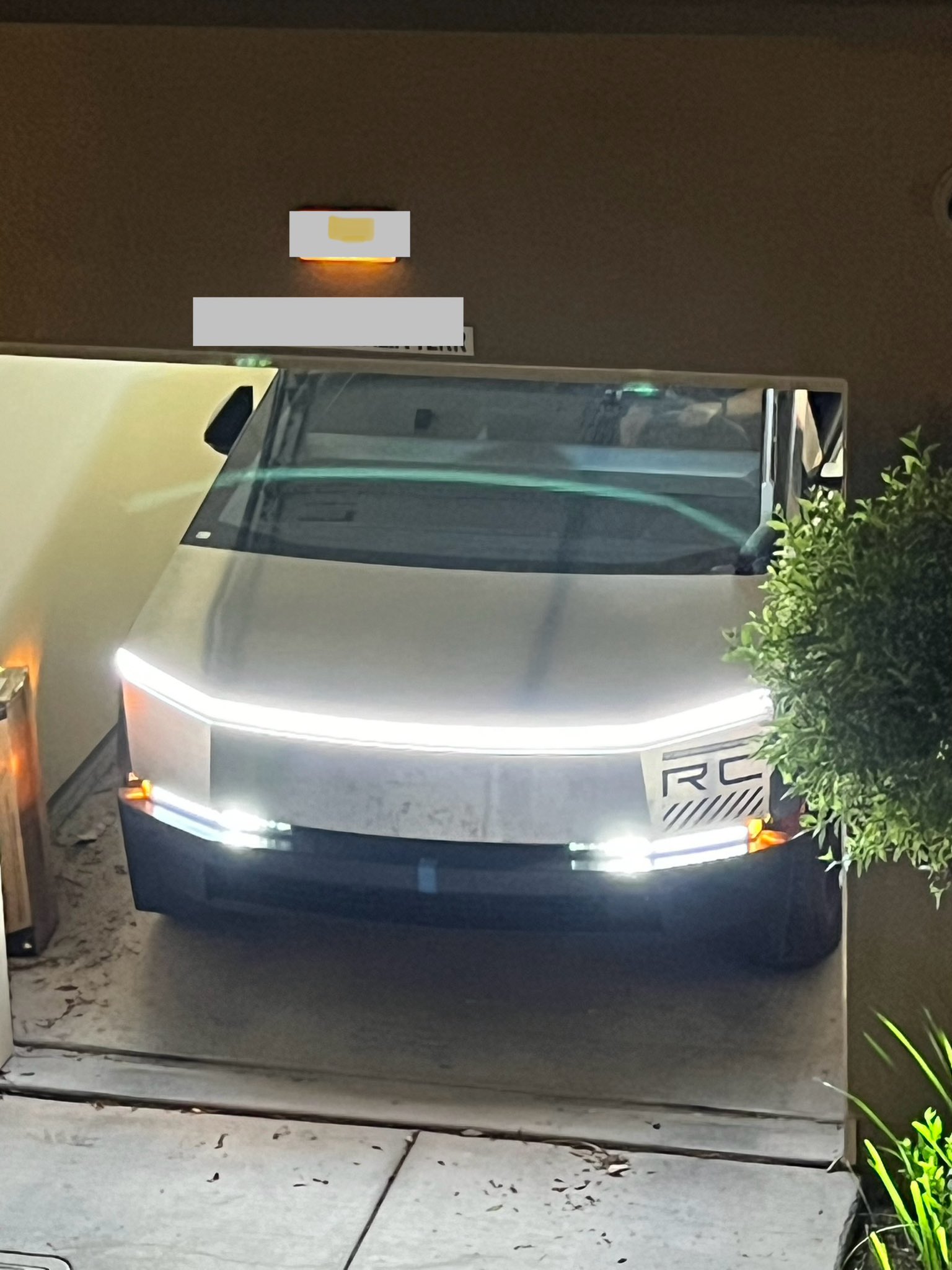 Tesla Cybertruck Garage parking action! Cybertruck fits into standard townhouse garage in Sunnyvale (before & after photos) F8sOeVIaEAA2xpu