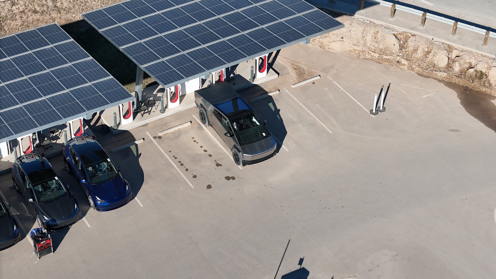 Tesla Cybertruck 📸 Daily photos: Cybertrucks in outbound lot at Giga Texas -- updated 1/8/24 GBpJk5CXYAA0Q-6