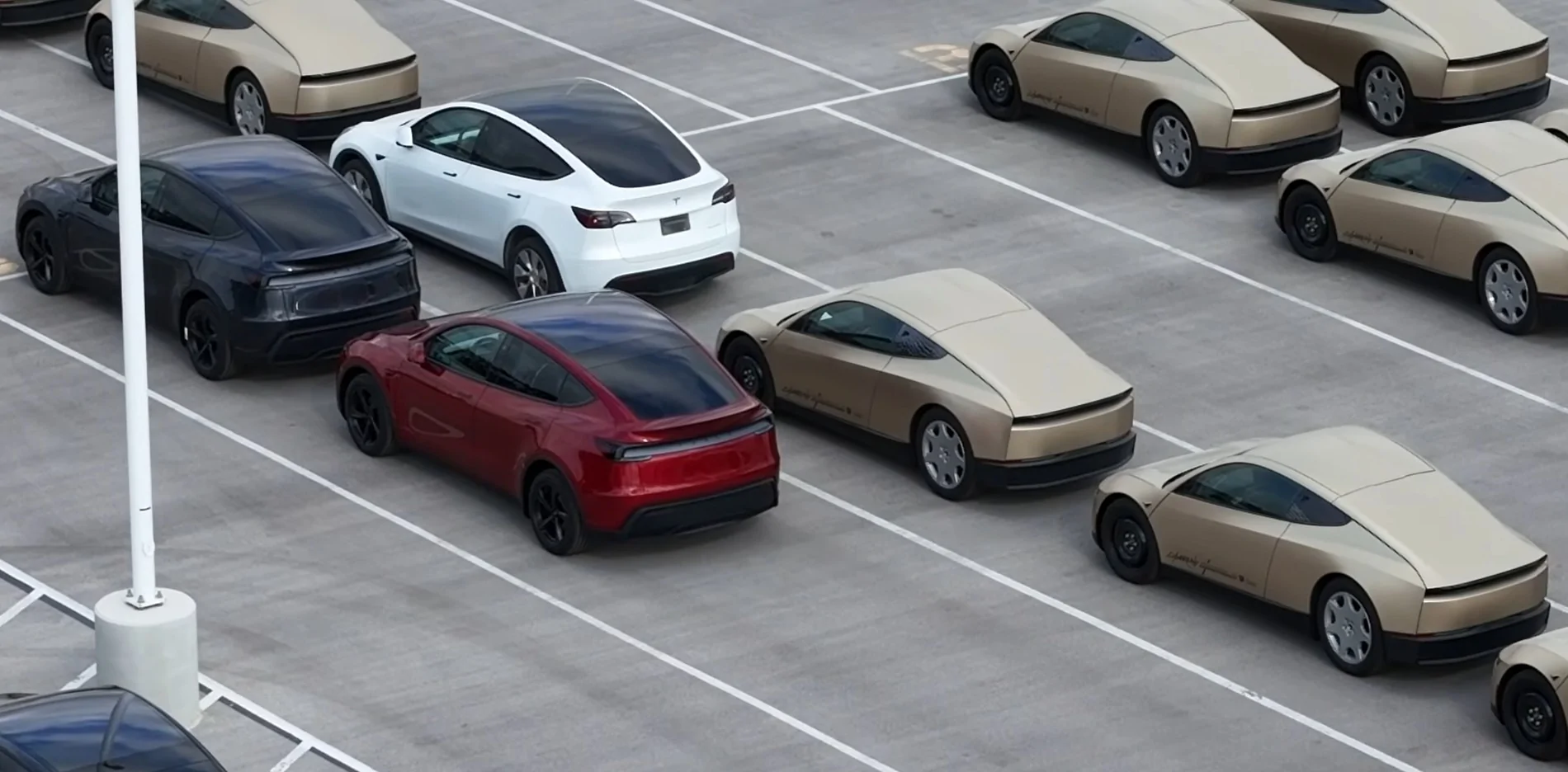 Tesla Cybertruck Photo: Cybercab vs Model Y multiple-zoox-robotaxis-at-a-busy-intersection-in-las-vegas-nevada